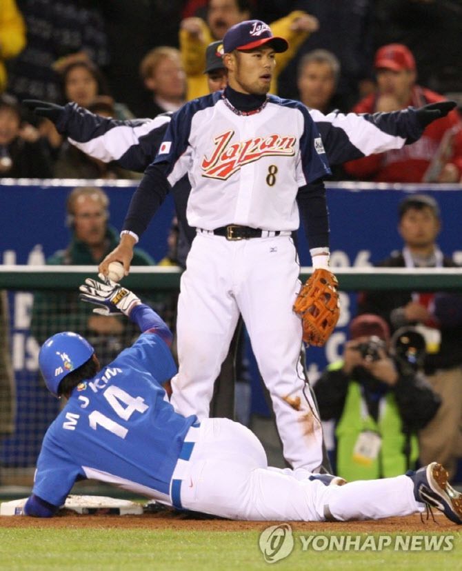 2006년 월드베이스볼클래식 대회에서 김민재가 3루를 향해 슬라이딩을 하고 있다. 사진=연합뉴스