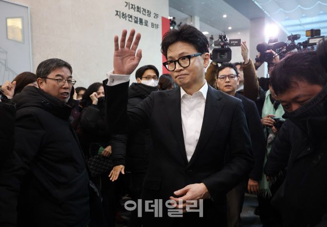 [이데일리 노진환 기자] 한동훈 국민의힘 전 대표가 14일 국회 소통관에서 당 윤리위원회가 본인을 제명 결정한 것과 관련해 입장을 밝힌 뒤 회견장을 떠나고 있다.