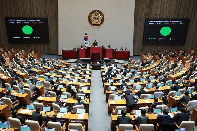구윤철 경제부총리 겸 재경부 장관과 금융위는 지난 9일 이재명 대통령 주재로 열린 경제성장전략 국민보고회에 △1분기에 스테이블코인 관련 디지털자산 기본법(2단계 입법) 제정안 처리 △올 하반기에 관련된 각종 법안 개정 등을 추진하는 내용을 포함한 2026년 경제성장전략을 보고했다. 사진은 국회 본회의장 모습. (사진=연합뉴스)