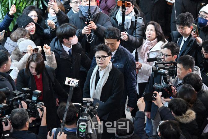 [이데일리 노진환 기자] 한동훈 전 국민의힘 대표가 14일 국회 소통관에 도착해 중앙당 윤리위원회의 제명 처분과 관련해 입장을 밝히기 위해 지지자들의 응원 속에 기자회견장으로 향하고 있다.