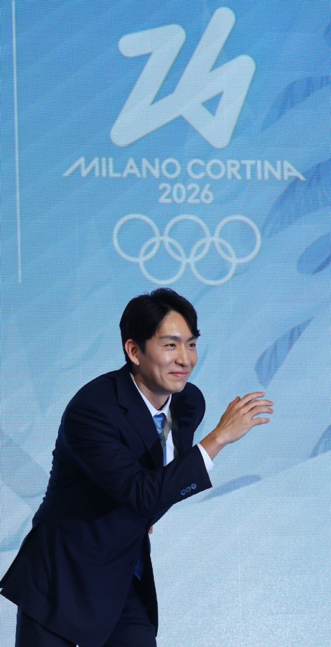 14일 서울 영등포구 페어몬트 앰배서더 서울 호텔 그랜드볼룸에서 열린 JTBC 2026 밀라노 코르티나 동계올림픽 기자간담회에서 이승훈 해설위원이 포즈를 취하고 있다. 사진=뉴시스