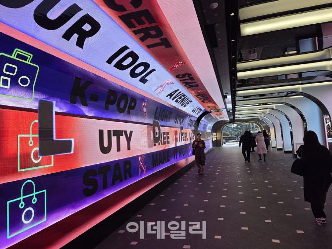 K팝, 뷰티, 리테일 키워드를 활용해 꾸며진 대형 LED 미디어월. 면세점을 단순 쇼핑 공간에서 복합 콘텐츠 체험 공간으로 전환하려는 시도가 엿보인다. (사진=한전진 기자)