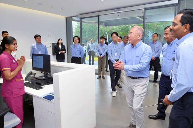 현대차그룹 정의선 회장이 현대차 인도 첸나이공장 내 위치한 통합산업보건센터를 방문하고 있다. (사진=현대차그룹)