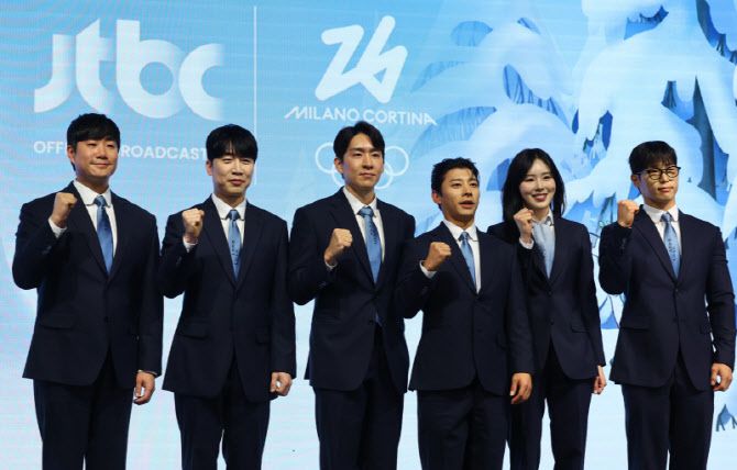 14일 서울 영등포구 페어몬트 앰배서더 서울 호텔 그랜드볼룸에서 열린 JTBC 2026 밀라노 코르티나 동계올림픽 기자간담회에서 캐스터들과 해설위원들이 포즈를 취하고 있다. 사진 왼쪽부터 배성재 캐스터, 성승헌 캐스터, 이승훈 해설위원, 곽윤기 해설위원, 김아랑 해설위원, 윤성빈 해설위원. 사진=뉴시스