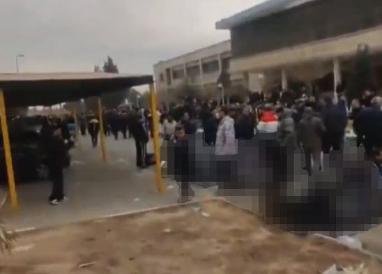 이란 테헤란 외곽 카흐리작의 영안실에 시신을 담은 가방들과 조문객으로 보이는 사람들이 모여 있다. (사진=엑스 캡처)