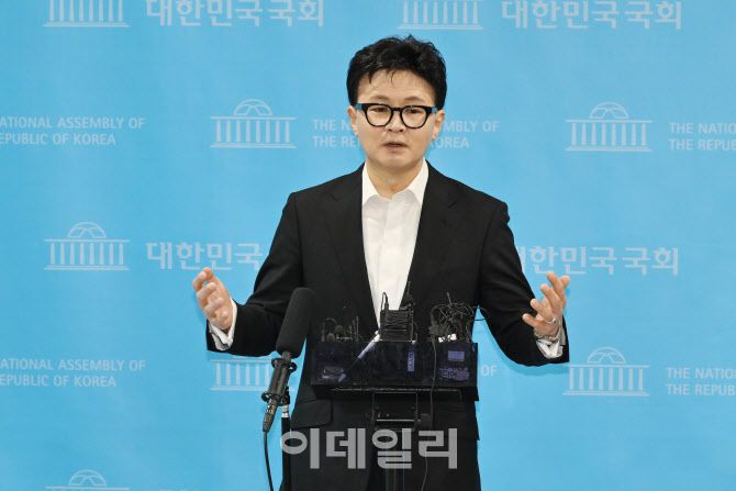 [이데일리 노진환 기자] 한동훈 국민의힘 전 대표가 14일 국회 소통관에서 당 윤리위원회가 본인을 제명 결정한 것과 관련해 기자회견을 한 후 취재진의 질문에 답하고 있다.