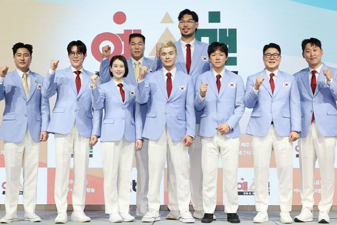 안정환(왼쪽부터), 박태환, 기보배, 서장훈, 김영광, 하승진, 김남일, 이형택, 윤석민(사진=연합뉴스)