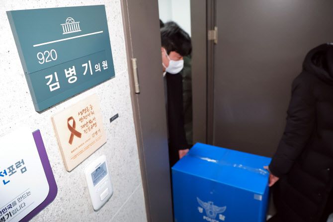 경찰이 공천헌금 수수 등 각종 비위 의혹에 휩싸인 더불어민주당 김병기 의원의 주거지 등에 대한 압수수색에 착수한 14일 국회의원회관 내 김 의원 사무실에서 경찰이 압수품을 옮기고 있다. (사진=연합뉴스)