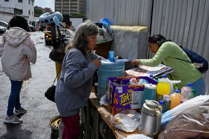 베네수엘라 정부가 수감자 석방을 진행하는 가운데, 인권단체와 수감자 가족들에 따르면 석방 절차가 더디게 진행되고 있다. 14일(현지시간) 수감자 가족들이 베네수엘라 카라카스의 한 구금센터 밖에서 대기하고 있다. (사진=로이터)