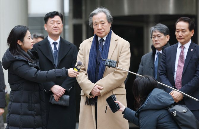 정기석 국민건강보험공단 이사장이 15일 서울 서초구 서울고등법원에서 주요 담배회사들을 상대로 제기한 대규모 손해배상 청구 소송 2심 패소에 대해 발언하고 있다. (사진=연합뉴스)