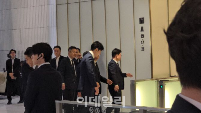 신유열 롯데지주 미래성장실장 부사장이 노준형 롯데지주 대표이사 사장과 대화를 나누며 이동하고 있다. (사진=김지우 기자)