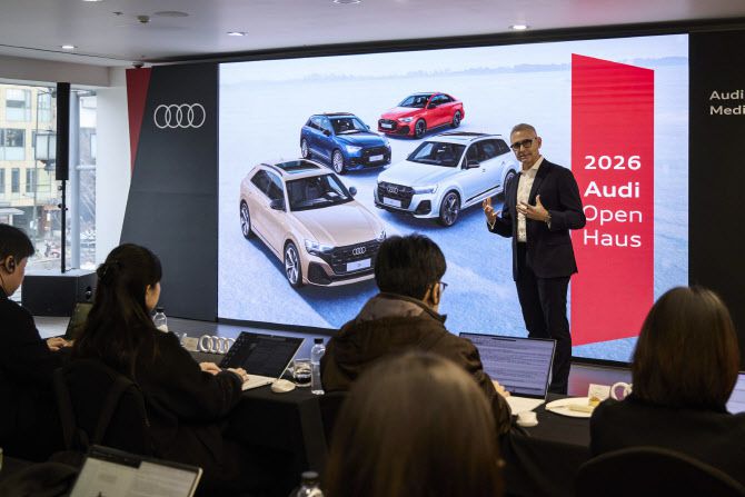 스티브 클로티 아우디코리아 사장이 15일 서울 강남구 논현동 아우디 도산대로 전시장에서 열린 ‘2026 신년 미디어 라운드테이블’에서 발표하고 있다. (사진=아우디코리아)