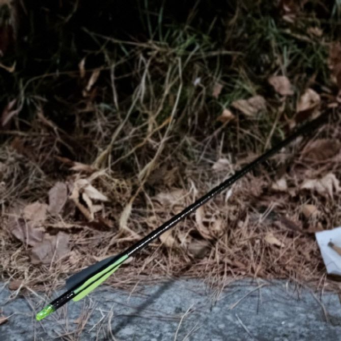 실제 날아와 꽂힌 화살 (사진=피해자 제공)