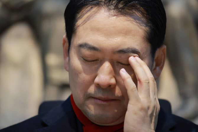 국민의힘 장동혁 대표가 15일 국회 로텐더홀에서 통일교의 정치권 로비 의혹, 공천헌금 의혹과 관련한 특검법 수용을 촉구하며 단식 농성하고 있다. (사진=연합뉴스)