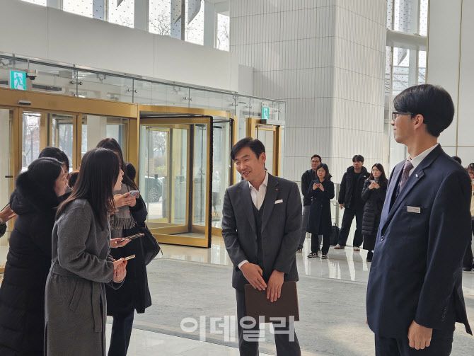 김종열 롯데컬처웍스 대표가 15일 서울 송파구 롯데월드타워에서 취재진에 질문에 답변하고 있다. (사진=VCM 공동취재단)