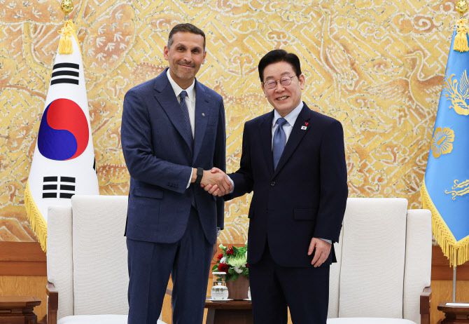 이재명 대통령이 15일 청와대에서 아랍에미리트(UAE) 칼둔 칼리파 알 무바라크 아부다비 행정청장과 접견 전 기념촬영을 하고 있다.(사진=연합뉴스)