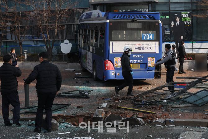 16일 서울 서대문역 인근에서 시내버스가 건물로 돌진하는 사고가 발생했다. (사진= 이영훈 기자)