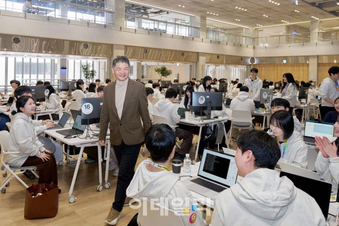 김범수 미래이니셔티브 센터장이 15일 경기 용인시 카카오 AI캠퍼스에서 진행 중인 카카오 신입 크루 교육 현장에 방문해 인사하고 있다.(사진=카카오)