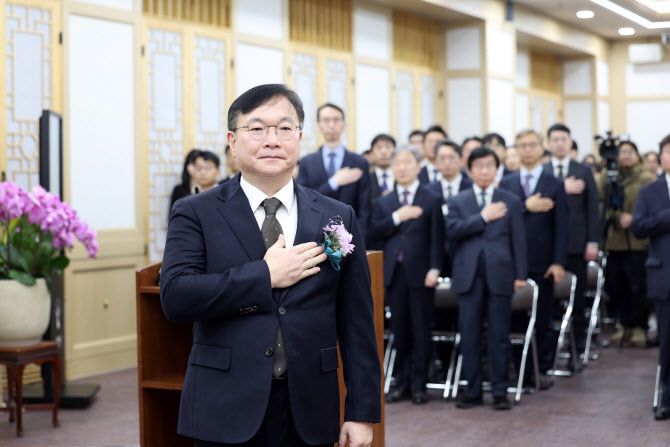 박영재 신임 법원행정처장이 16일 서울 서초구 대법원에서 열린 취임식에서 국기에 대한 경례를 하고 있다. (사진=대법원)