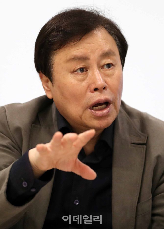 시인으로 돌아온 도종환 전 문화체육관광부 장관이 최근 서울 중구 KG타워에서 이데일리와 인터뷰를 하고 있다. (사진=김태형 기자)