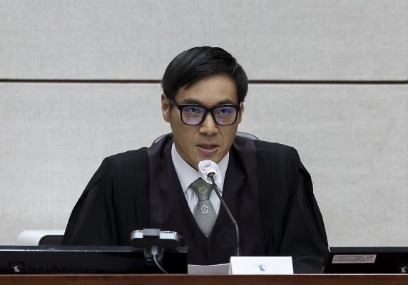 백대현 부장판사가 지난 9월 26일 서울 서초구 서울중앙지방법원에서 열린 윤석열 전 대통령에 대한 ‘특수공무 집행 방해, 직권남용 권리행사 방해 혐의’ 재판에서 발언하고 있다. (사진=뉴시스)