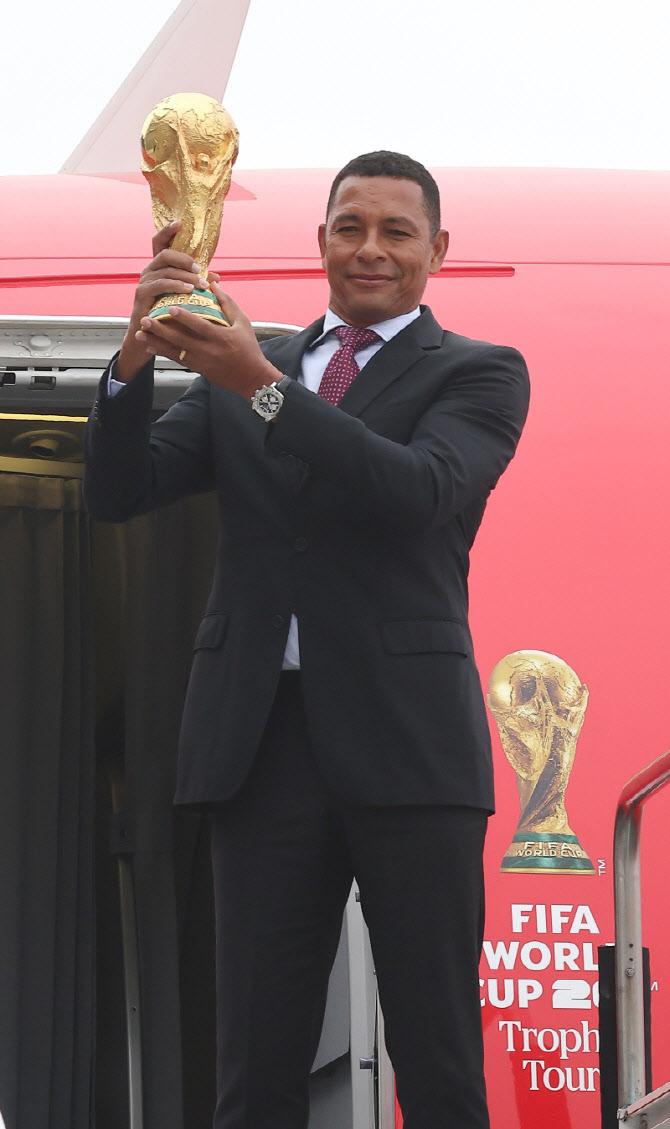 FIFA 전설적 인물인 전 브라질 축구 국가대표 선수 지우베르투 시우바가 16일 서울 김포 비즈니스 항공센터에서 열린 'FIFA 월드컵 트로피 투어 by 코카-콜라' 행사에 방한해 FIFA 월드컵 오리지널 트로피를 들어 올리며 포즈를 취하고 있다. 사진=연합뉴스