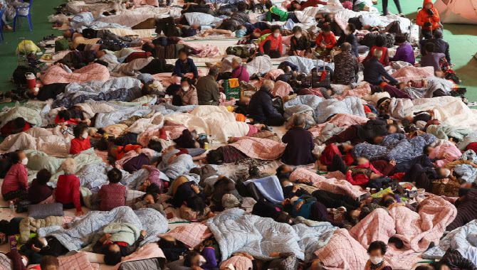 지난해 3월 26일 경북 영양군 영양군민회관 대피소에서 산불로 인해 대피한 주민들이 휴식을 취하고 있다. (사진=연합뉴스)