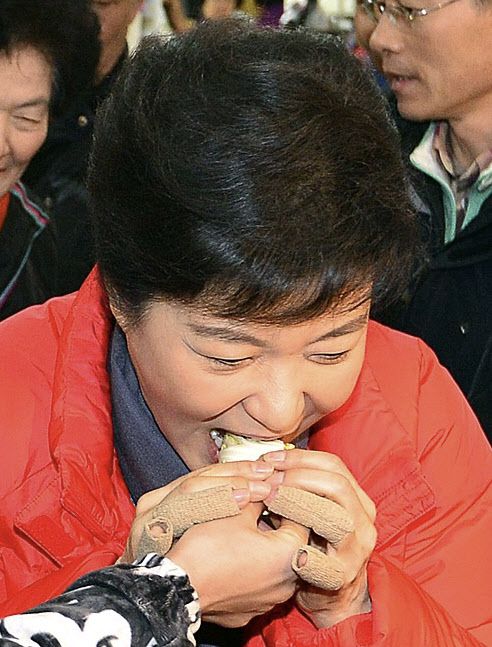 박근혜 전 대통령이 대통령 후보 시절 굴보쌈을 시식하고 있다. (사진=뉴시스)