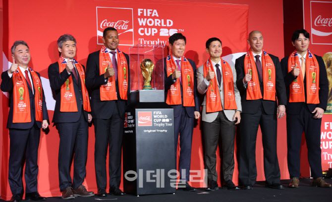 16일 오후 서울시 용산구 한강대로 CGV 용산아이파크몰 스크린X관에서 열린 FIFA 월드컵 트로피 투어 미디어 간담회에서 이준엽 한국 코카-콜라 대표(왼쪽부터)와 김승희 대한축구협회 전무, FIFA 글로벌 홍보대사이자 전 브라질 축구 국가대표 지우베르투 시우바, 차범근, 이영표, 차두리, 구자철 등 한국 축구 레전드들이 오리지널 트로피 공개 후 포즈를 취하고 있다. 사진=이영훈 기자