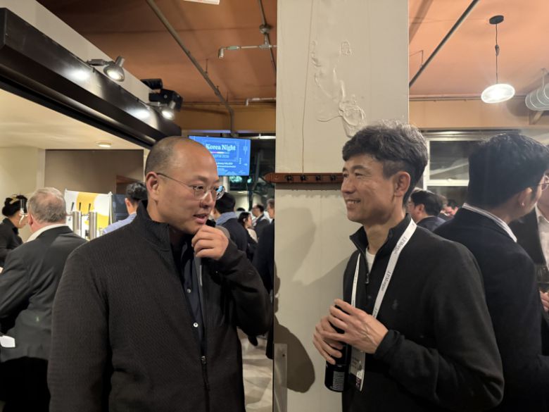 사노피 출신 이승주 오름테라퓨틱 대표와 일라이릴리 출신 홍유석 지놈앤컴퍼니 대표가 코리아나이트 행사장에서 대화하고 있다.(사진=임정요 기자)