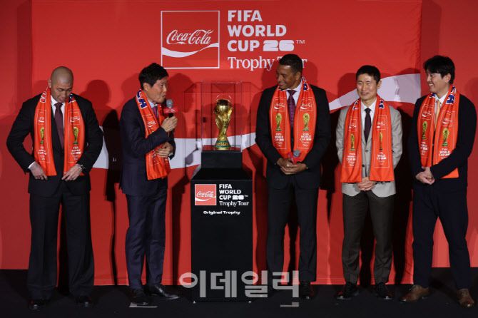 차범근 전 감독(왼쪽 두 번째)이 16일 오후 서울시 용산구 한강대로 CGV 용산아이파크몰 스크린X관에서 열린 FIFA 월드컵 트로피 투어 미디어 간담회에서 대한민국의 북중미 월드컵 선전을 응원하고 있다. 사진=이영훈 기자