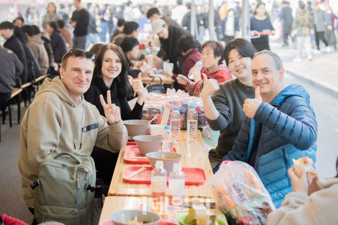 구미 라면축제와 김천 김밥축제가 경북도 최우수 축제에 선정됐다. 사진은 2025년 열린 구미 라면축제를 즐기는 외국인 관광객 모습.(사진=경북도 제공)