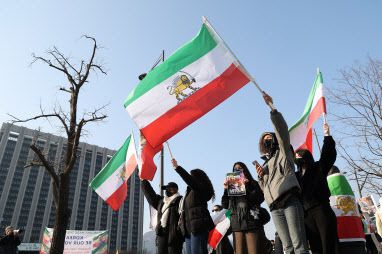 17일 서울 종로구 광화문광장 인근에서 내한이란인 네트워크가 연 미국 정부의 이란 군사 개입 촉구 집회에서 참가자들이 팔레비 왕조 시절 이란 국기를 흔들고 있다. (사진=연합뉴스)