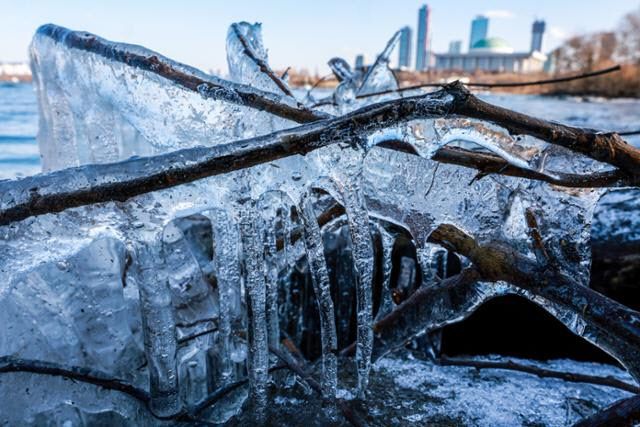 한낮에도 영하권 추위가 이어진 13일 서울 영등포구 여의도 인근 한강에 고드름이 얼어있다. (사진=뉴스1)
