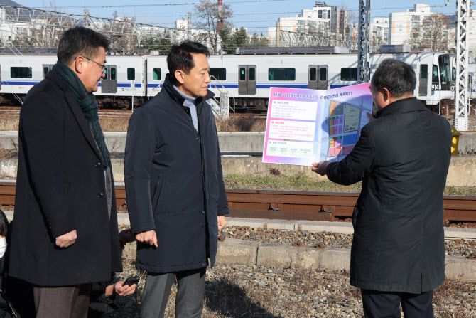 오세훈 서울시장이 지난달 3일 서울 노원구 서울교통공사 창동차량기지에서 열린 진접차량기지 시험운행 개시 기념행사에서 관계자의 서울 디지털바이오시티 조성 계획 관련 브리핑을 듣고 있다. (사진=연합뉴스)