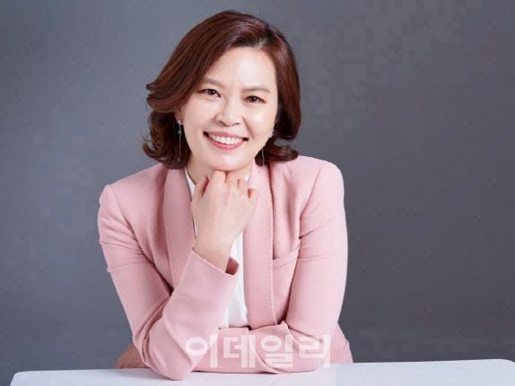 양소영 법무법인 숭인 대표 변호사. △25년 가사변호사 △한국여성변호사회 부회장 △사단법인 칸나희망서포터즈 대표 △전 대한변협 공보이사 △‘인생은 초콜릿’ 에세이, ‘상속을 잘 해야 집안이 산다’ 저자 △YTN 라디오 ‘양소영변호사의 상담소’ 진행 △EBS 라디오 ‘양소영의 오천만의 변호인’ 진행 △MBN 한 번쯤 이혼할 결심, KBS 무엇이든 물어보세요