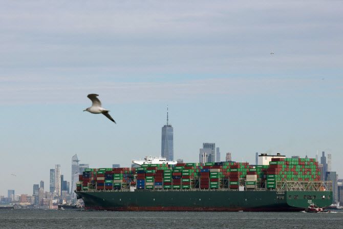 지난 16일(현지시간) 미국 뉴욕시의 뉴욕항에 컨테이너선 탈로스(Talos)호가 입항하고 있다. (사진=로이터)