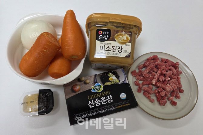 당근, 양파, 다진 소고기, 미소된장, 춘장 등으로 구성된 ‘당근 짜장면’ 재료. 후덕죽 셰프의 방송 레시피를 간소화해 따라했다. (사진=한전진 기자)