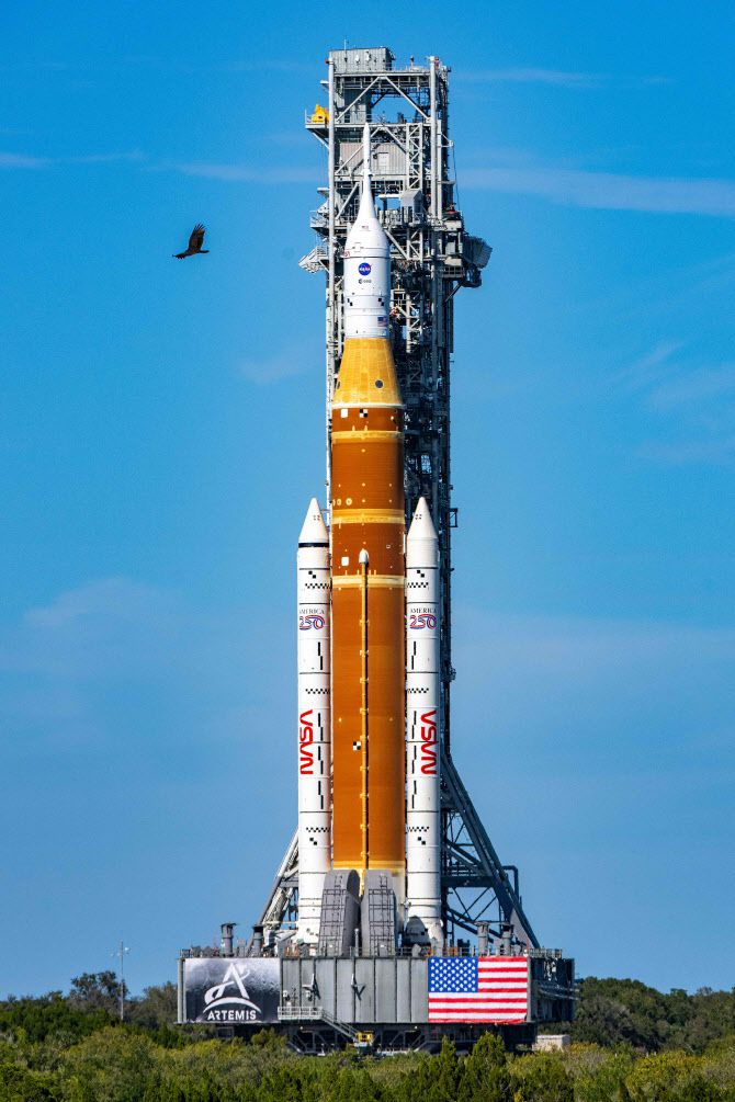 17일(현지시간) 유인 달 탐사 임무를 앞두고 NASA의 아르테미스 II 임무에 사용될 스페이스 런치 시스템(SLS) 로켓과 오리온(Orion) 우주선이 미국 플로리다주 케네디 우주센터의 발사대 39B로 이동하고 있다. (사진=AFP)