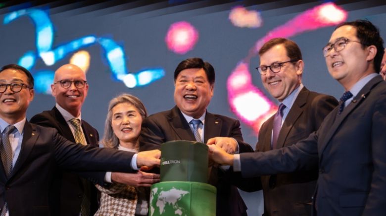 지난 5일(현지시간) 개최된 셀트리온 미국 뉴저지주 브랜치버그(Branchburg) 생산시설 개소식. 왼쪽부터 기우성 셀트리온 부회장, 토드 윙지(Todd Winge) 셀트리온 브랜치버그 대표이사, 박경옥 셀트리온홀딩스 수석 부회장, 서정진 셀트리온그룹 회장, 토마스 킨 주니어(Thomas Kean Jr.) 연방 뉴저지 하원의원, 앤디 김(Andy Kim) 연방 뉴저지 상원의원. (사진=셀트리온)