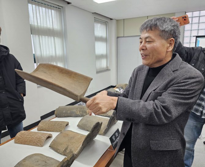 지난 16일 전북 고창군 전북대 고창캠퍼스에서 남해경 한옥건축학과 교수가 기와를 만드는 거푸집 형틀을 들어 보이고 있다.(사진=김은경 기자)