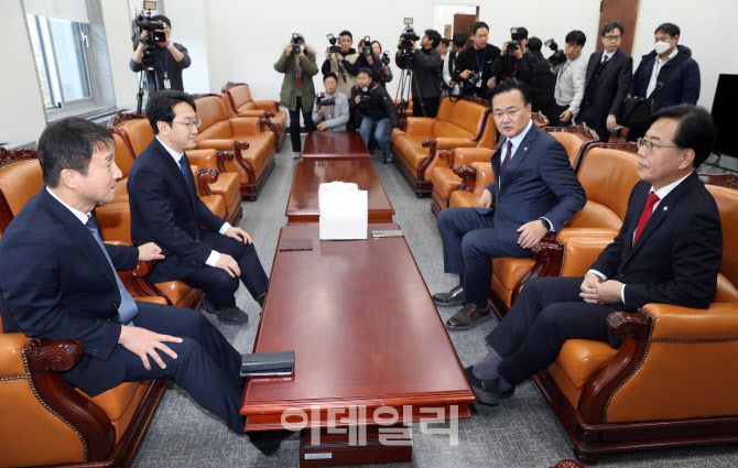 [이데일리 노진환 기자] 한병도(왼쪽) 더불어민주당 원내대표와 송언석(오른쪽) 국민의힘 원내대표가 19일 오후 서울 여의도 국회 운영위원장실에서 회동하고 있다.