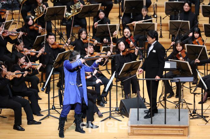 17일 서울 송파구 롯데콘서트홀에서 열린 ‘2026 이데일리 신년음악회’에서 KG필하모닉오케스트라와 지휘사 서희태의 ‘사냥 폴카’ 연주에 맞춰 마임 배우 박병철이 퍼포먼스를 선보이고 있다. (사진=노진환 기자)