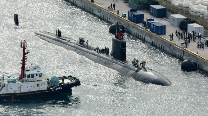 미국 해군의 로스앤젤레스급 핵추진 잠수함 ‘그린빌함’이 지난 해 12월 23일 부산작전기지에 입항하고 있다. (사진=뉴시스)