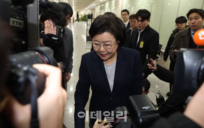 [이데일리 노진환 기자] 이혜훈 기획예산처 장관 후보자가 19일 서울 여의도 국회에서 취재진의 질문을 받으며 대기실로 들어가고 있다.