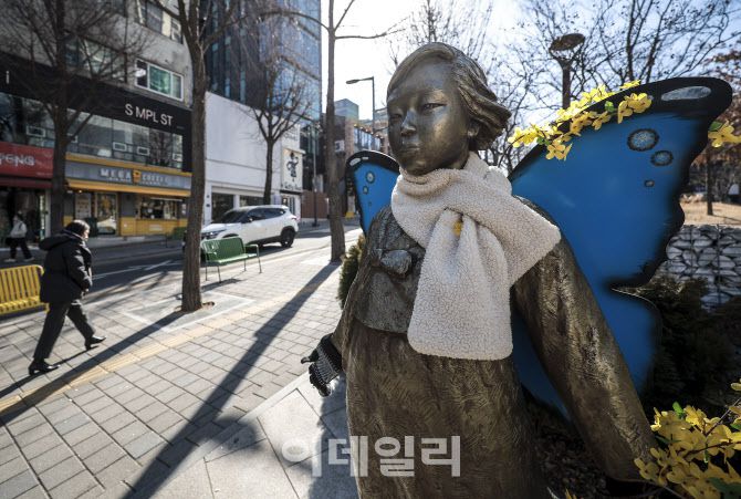 지난해 2월 17일 서울 서대문구 이대역 인근 평화의 소녀상 모습.(사진=연합뉴스)