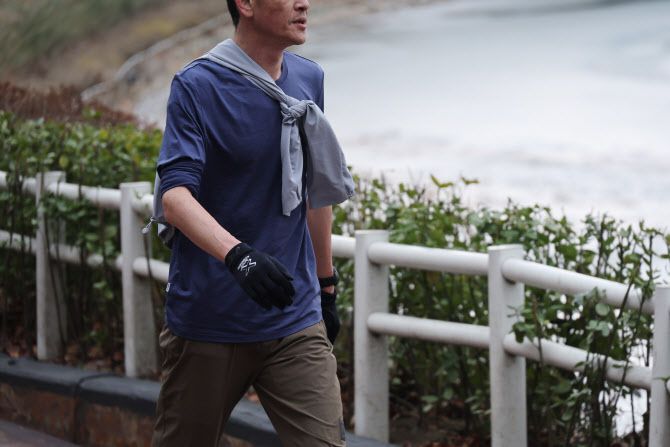 기온이 영상권을 보인 지난 14일 서울 송파구 석촌호수에서 한 시민이 가벼운 차림으로 운동하고 있다. (사진=연합뉴스)