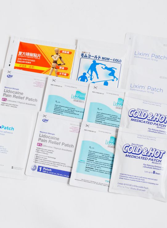 테이코쿠제약의 간판 제품들. 정형외과 통증 관리용으로 사용되는 진통·소염 패치와 대상포진 후 신경통 치료용도로 사용되는 리도카인 패치 등이 보인다. (사진=테이코쿠제약)