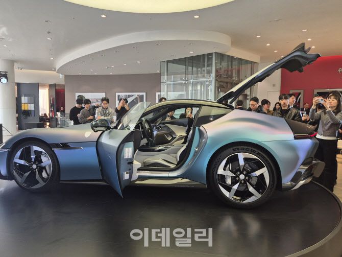 페라리코리아가 19일 서울 서초구 소재 페라리 반포 전시장에서 ‘12칠린드리 테일러메이드’를 공개했다. (사진=이윤화 기자)
