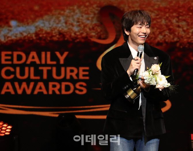 박천휴 작가가 지난해 12월 2일 서울 중구 세종문화회관에서 열린 ‘제12회 이데일리 문화대상’ 시상식에서 공헌상을 수상하고 소감을 발표하고 있다. (사진=김태형 기자)
